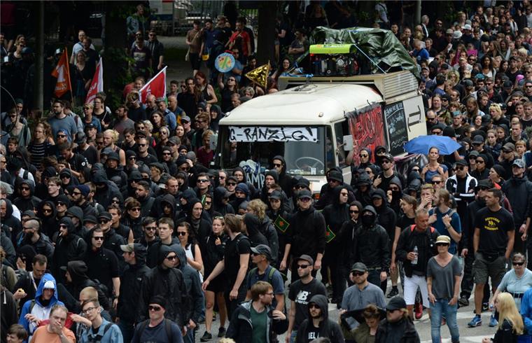 Neuer Protest gegen G20-Gipfel - Polizei befürchtet Ausschreitungen Unterstützer des schwarzen Blocks nehmen an der Demonstration «Grenzenlose Solidarität statt G20» teil.