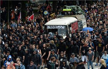 Unterstützer des schwarzen Blocks nehmen an der Demonstration «Grenzenlose Solidarität statt G20» teil.