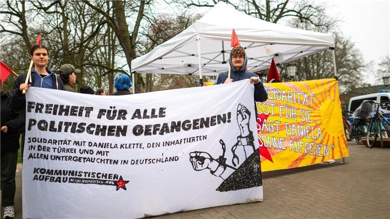 Versuchter Mord, Raub, Waffenbesitz – Klette vor Gericht Unterstützer von Daniela Klette stehen vor dem Gerichtsgebäude.