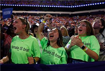 Unterstützerinnen der US-Präsidentschaftskandidatin Kamala Harris jubeln in neongrünen T-Shirts mit der Aufschrift „Kamala is brat“ während einer Wahlkampfveranstaltung. „Brat“ (übersetzt: Göre) war ein In-Wort dieses Sommers. (Archivbild)
