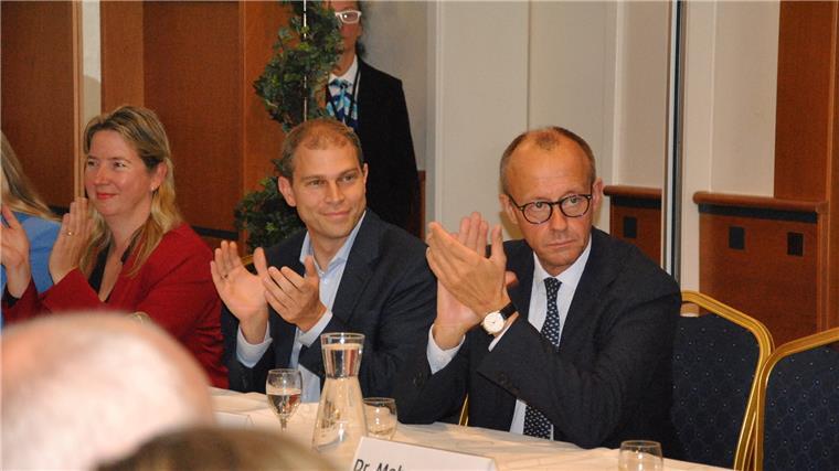 Niedersachsen hat entschieden - so sieht es in den Wahlkreisen aus Unterstützung gab es im Wahlkampf für Eike Holsten vom CDU-Bundesvorsitzenden Friedrich Merz. Ob dem Rotenburger Christdemokraten der prominente Besuch aus dem Sauerland am Ende zum Sieg verholfen hat, weiß man nicht. Foto: Harder-von Fintel