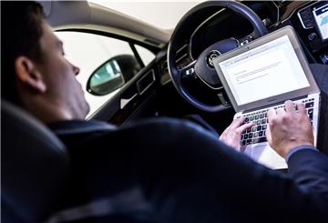 Unterwegs einen Text tippen und ins Büro schicken? Mit der richtigen Ausstattung funktioniert mobiles Arbeiten in Corona-Zeiten auch im Auto. 