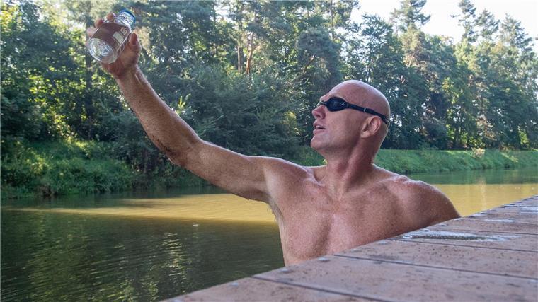 Für Gewässerschutz: Chemieprofessor durchschwimmt die Elbe Unterwegs entnehmen Fath und sein Team regelmäßig Wasserproben.