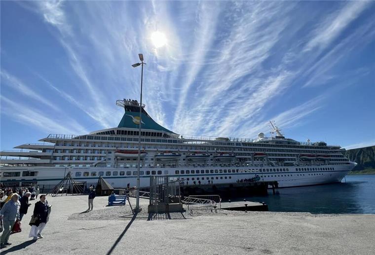 Die „Artania“ startet von Bremerhaven aus Richtung Grönland Die "Artania"