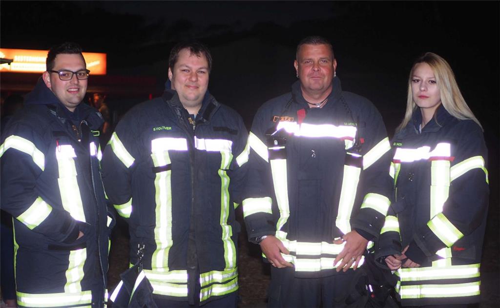 Unübersehbar, die Jungs und Deerns von der Debster Feuerwehr. "Rock in den...
