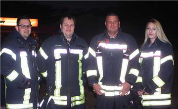 Unübersehbar, die Jungs und Deerns von der Debster Feuerwehr. "Rock in den...