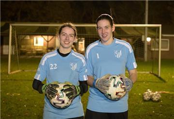 Unüberwindbar: Franziska Lühring und Svenja Feldmann, die Torhüterinnen des FC Geestland.