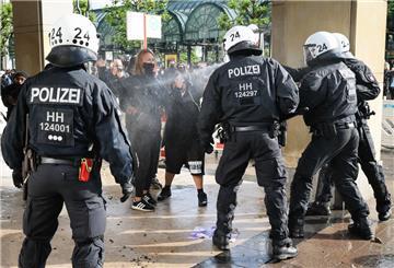 Unverhältnismäßige Gewalt gehe zum Beispiel auf Demonstrationen immer wieder von Polizisten aus und werde im Nachgang nicht ausreichend verfolgt, so die Kritik des UN-Experten.