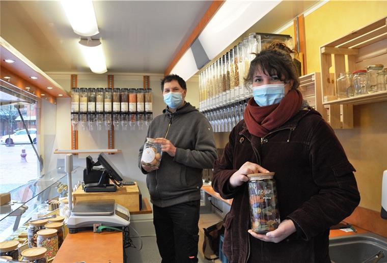 Unverpackt: Lebensmittel ohne Plastik Unverpackt statt Plastikmüll: Annemarie und Mario Bink bieten unverpackte Waren jeweils dienstags auf dem Nordenhamer Wochenmarkt an.