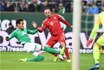 Unverzichtbar bei Werder Bremen: Theodor Gebre Selassie (links) - hier im Zweikampf mit Bayerns Franck Ribery.