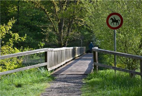 Unweit der Heidjer-Brücke in Offensen finden regelmäßig die Veranstaltungen der Erzähldiele statt. In Zeiten der Corona-Panemie hat sich das auf Youtube verlagert.