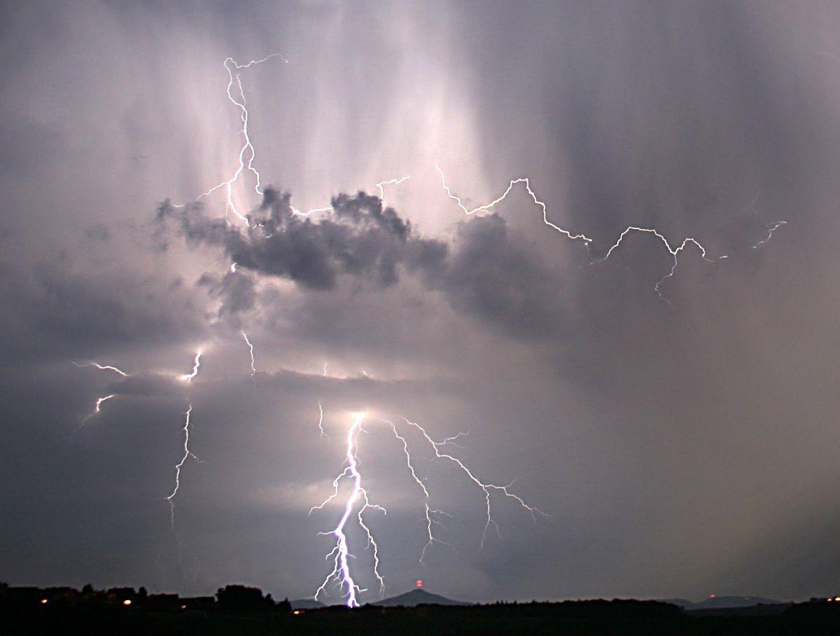 In dieser Stadt hat es am häufigsten geblitzt Unwetter in Bremerhaven: Der Deutsche Wetterdienst (DWD) warnt für Mittwoch vor heftigen Sturm- und Orkanböen.