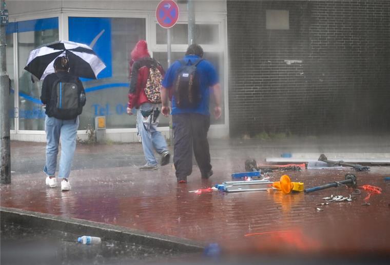Unwetter in Bremerhaven: für Gerüstbauer ein schweres Los.