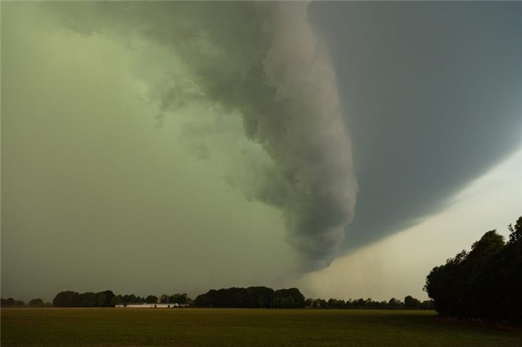 Bremerhaven: Wolkenwurst sorgt für spektakuläre Unwetter-Motive Unwetter in Bremerhaven und im Cuxland: Klimahaus-Meteorologe Michael Theusner hat bei Wehdel diese Wetterwurst fotografiert.
