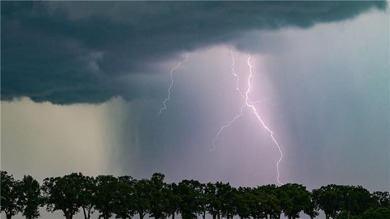 Unwetter toben über Teilen Niedersachsens, ein Blitzschlag trifft eine Famile - zwei Kinder werden lebensgefährlich verletzt. (Symbolbild)