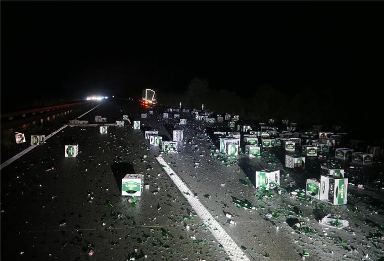 Verkehrsunfall - Ladung auf der Fahrbahn verteilt (2)
