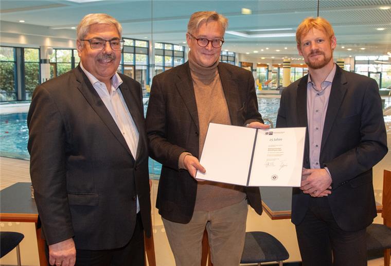 Grantz: Bremerhaven wird seine Bäder erhalten Oberbürgermeister Melf Grantz, Robert Haase (Geschäftsführer der Bädergesellschaft Bremerhaven) und Piet de Boer (Vertreter der Handelskammer Bremen)