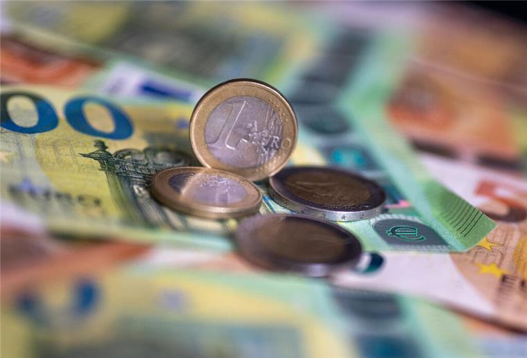Eine 1-Euro-Münze steht auf einem 100-Euro-Schein. Urlaub mit der Familie ist toll. Besonders, wenn es einen attraktiven Zuschuss pro Tag gibt. So geht’s.