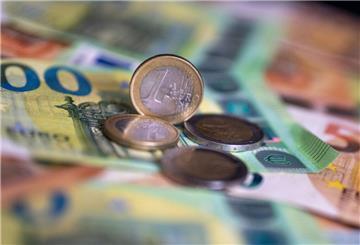 Eine 1-Euro-Münze steht auf einem 100-Euro-Schein. Urlaub mit der Familie ist toll. Besonders, wenn es einen attraktiven Zuschuss pro Tag gibt. So geht’s.