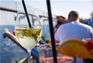 Ein Cocktail steht auf einem Tisch an Bord eines Kreuzfahrtschiffes. Ein Mann soll in einer Bar in ein Glas gepinkelt haben.