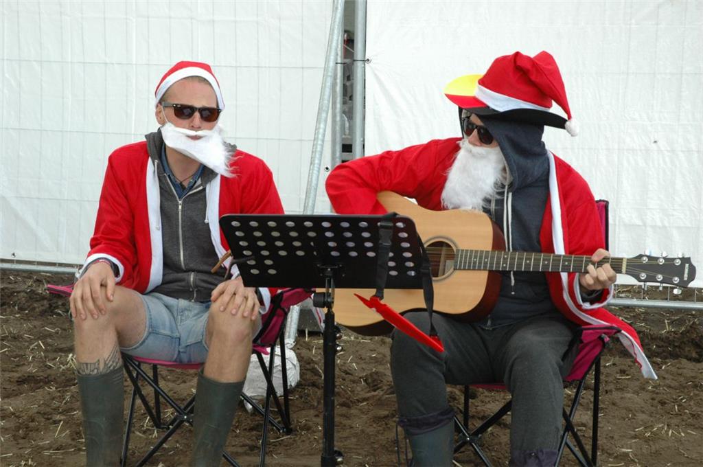Urlaub vom Nordpol. Dieses Duo stimmt zum Mittsommer Weihnachtslieder an.