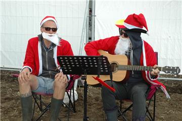 Urlaub vom Nordpol. Dieses Duo stimmt zum Mittsommer Weihnachtslieder an.