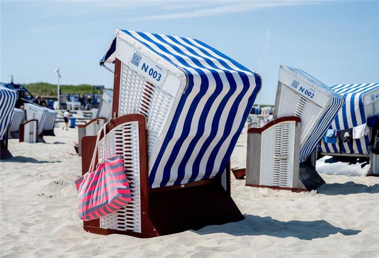 Kostenfalle Strandkorb: Hohe Preise machen Nordsee-Urlauber wütend Eine Strandtasche hängt bei sonnigem Wetter an einem Strandkorb am Nordstrand der Insel. (zu dpa: «Eine Woche Urlaub für Millionen Menschen unbezahlbar»)