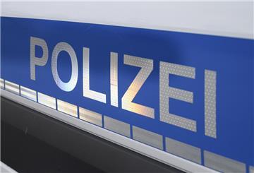 Der Polizei-Schriftzug auf einem Einsatzwagen.