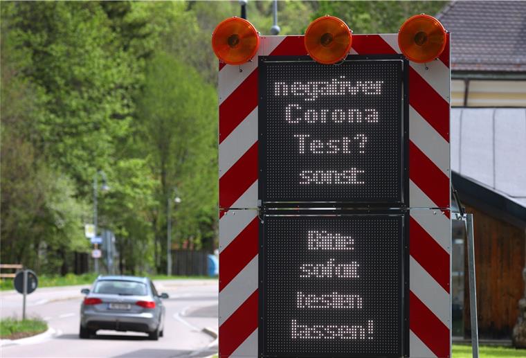 Auf einer Tafel an der Grenze von Österreich nach Deutschland ist auf einer Tafel «Negativer Corona Test? Sonst bitte sofort testen lassen» zu lesen. +++ dpa-Bildfunk +++