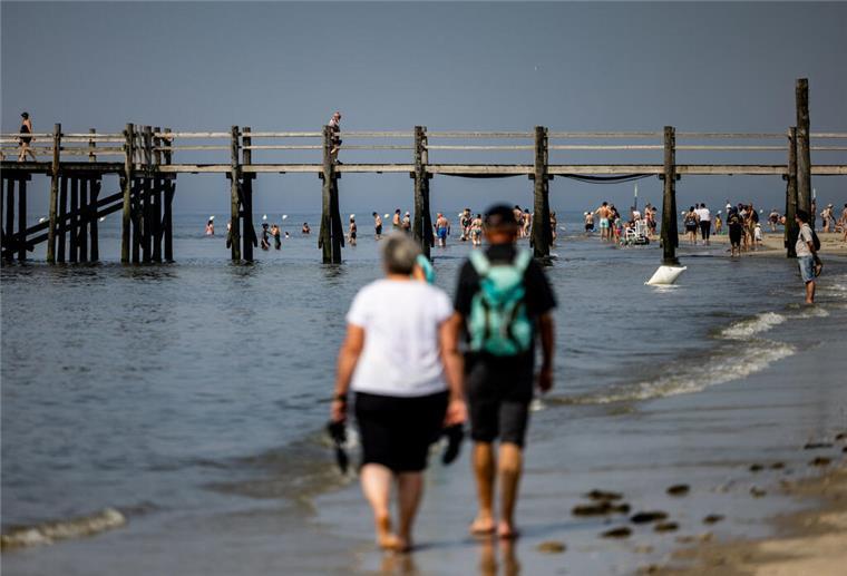Das wird teuer: Hier müssen Nordsee-Urlauber bald tief in die Tasche greifen ARCHIV - 27.06.2024, Schleswig-Holstein, St. Peter-Ording: Die Sonne scheint auf den von Touristen besuchten Strand von St. Peter-Ording. (zu dpa: «Kurtaxe: Ein Küstenort bald teurer als Sylt») Foto: Axel Heimken/dpa +++ dpa-Bildfunk +++
