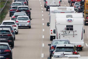 Autos und Wohnmobile auf einer Autobahn im Stau.