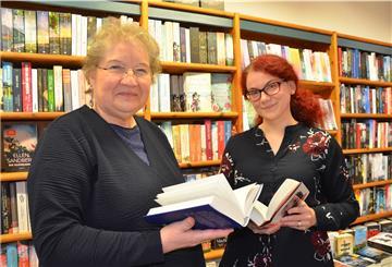 Ursula Beek gibt ihren Buchladen an ihre Mitarbeiterin Kim Marie Haag ab.