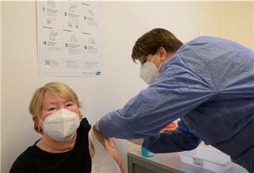 Ursula Rulfs (links) gehört zu den Ersten, die am Donnerstag geimpft worden sind. Unser Bild zeigt sie mit der stellvertretenden Pflegedienstleiterin der Johanniter-Tagespflege Nordenham, Melanie Willms.