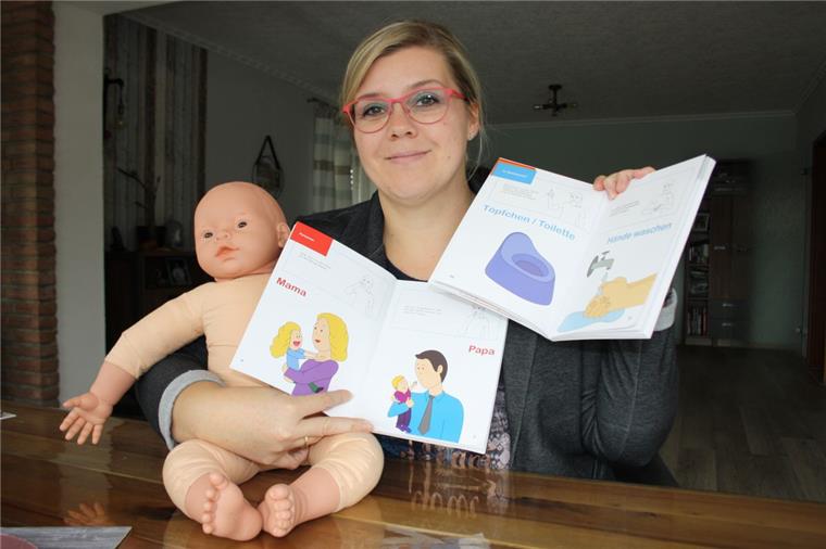 Ursula Uhlig arbeitet mit den Lehrbüchern von Eva Möller, die das Konzept der Baby-Handzeichen entwickelt hat.