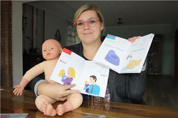 Ursula Uhlig arbeitet mit den Lehrbüchern von Eva Möller, die das Konzept der Baby-Handzeichen entwickelt hat.