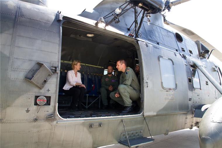 Ursula von der Leyen im Gespräch mit Crewmitgliedern des "Sea King".