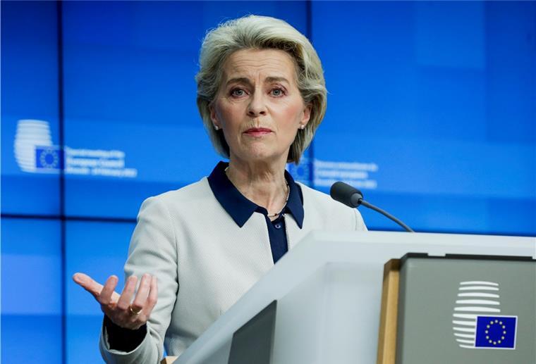 EU verhängt Sanktionen gegen Putin und Lawrow Ursula von der Leyen, Präsidentin der Europäischen Kommission, spricht nach einem außerordentlichen EU-Gipfel zur Ukraine in Brüssel.