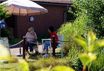 Ursula Vorbeck (links) und Birgid Hashagen sitzen im Garten des Lotte-Lemke-Hauses und genießen das schöne Wetter.