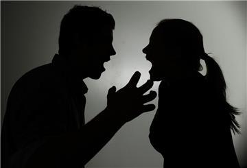 Ein als Silhouette abgebildeter Mann und eine Frau schreien sich gegenseitig an.