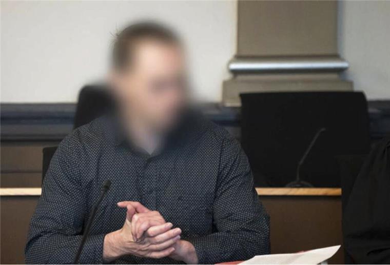 Landgericht Verden: Heute fällt das Urteil im aufsehenerregenden Mordfall um Florian G. Das Bild zeigt den Angeklagten in einem Gerichtssaal.