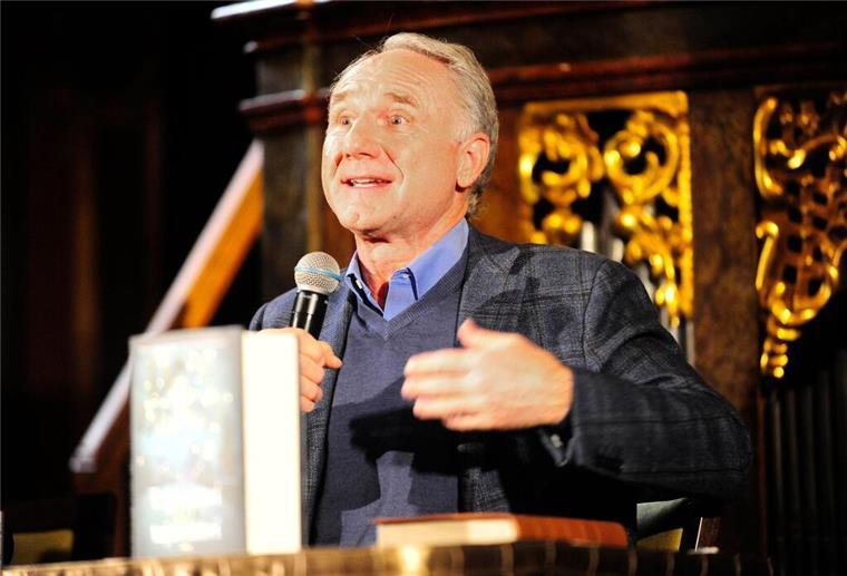 US-Erfolgsautor Dan Brown hat in der Spiegelkapelle des Clementinums, eines ehemaligen Jesuitenkollegs in Prag, seinen neuesten Thriller „The Secret of Secrets“ vorgestellt. 