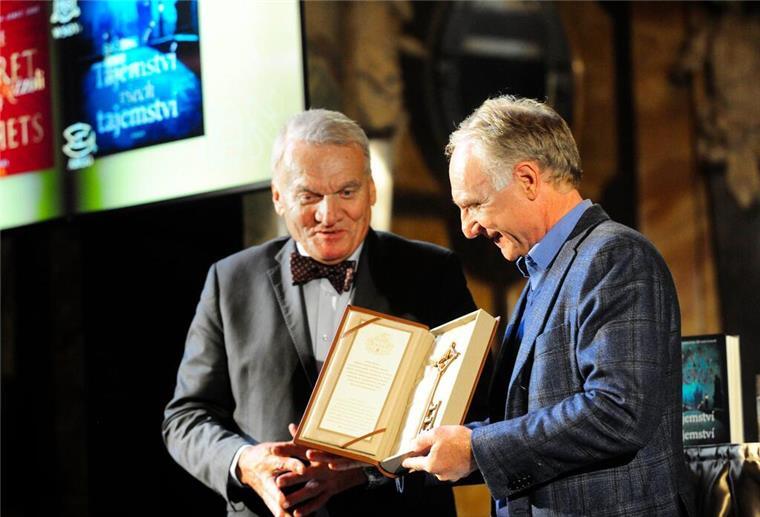 US-Erfolgsautor Dan Brown (r) nimmt symbolisch den Schlüssel zur tschechischen Hauptstadt Prag in Empfang.