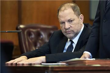 US-Filmproduzent Harvey Weinstein sitzt in einem Gerichtssaal.