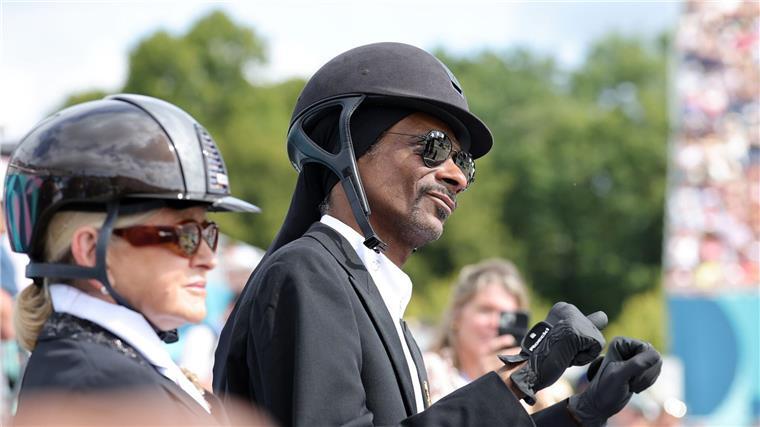 US-Rapper Snoop Dogg als Olympia-Edelfan auch beim Reiten US-Musiker Snoop Dogg ist bei Olympia als eine Art Maskottchen unterwegs.