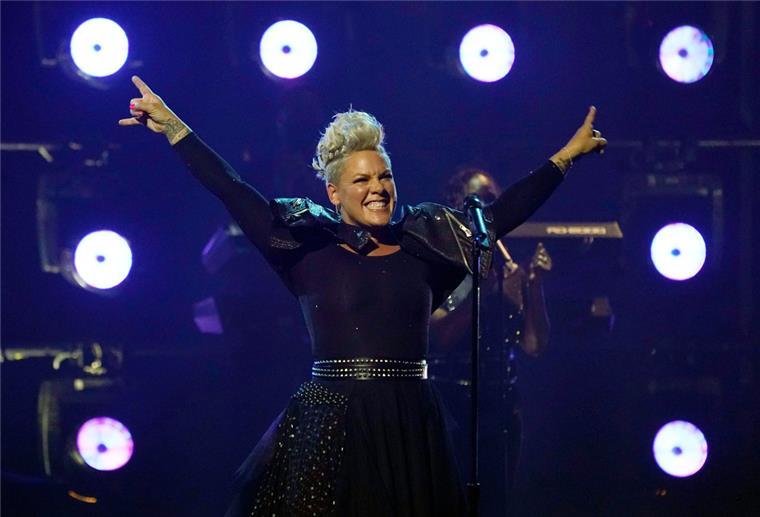 Pink singt 2023 in vier deutschen Städten Pink, Sängerin aus den USA und Preisträgerin des Icon-Awards, tritt während der Billboard Music Awards im Microsoft Theater auf.