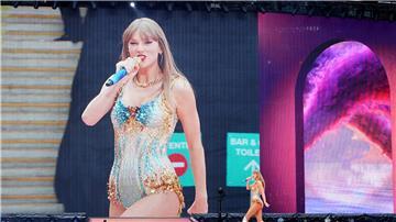 US-Popstar Taylor Swift beim Londoner Konzert im Wembley-Stadion im Rahmen ihrer Eras-Tour.