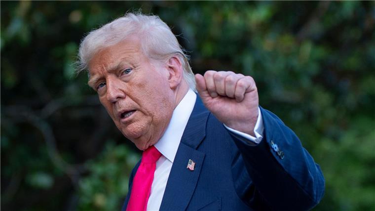 Olympisches Komitee der USA verbietet Transfrauen Teilnahme US-Präsident Donald Trump hat wiederholt die Rechte von Transmenschen angegriffen.