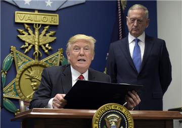 US Präsident Donald Trump (l) erklärt neben Verteidigungsminister James Mattis im Pentagon in Washington DC sein Exekutiv-Dekret, das er gleich unterzeichnen wird und mit dem der Zustrom von Flüchtlingen verringert werden soll. «Ich etabliere neue Prüfmechanismen, um radikale islamische Terroristen von den Vereinigten Staaten fernzuhalten», sagte Trump. 