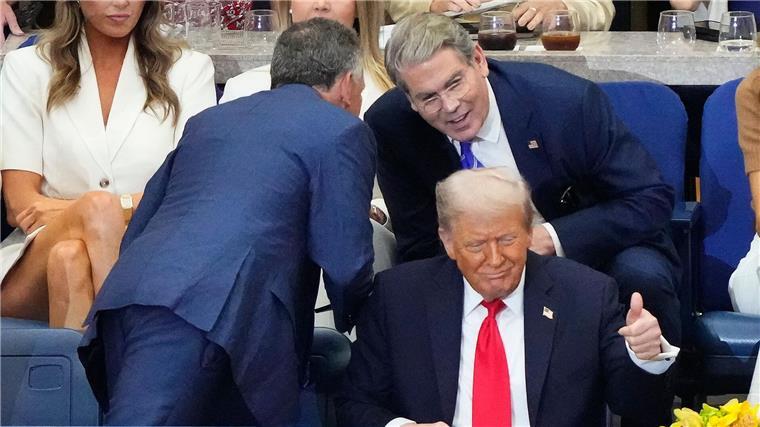 „Koffer voller Magie“ - Alcaraz unlösbare Aufgabe für Sinner US-Präsident Donald Trump verfolgte das Finale auf der Tribüne.