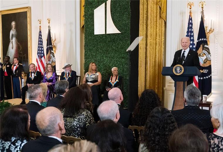 Joe Biden würdigt Billy Crystal und Queen Latifah US-Präsident Joe Biden spricht während des Empfangs der Kennedy Center-Ehrengäste.